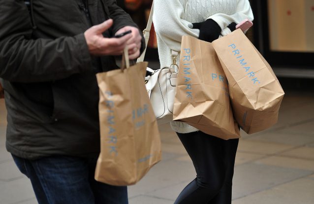 Polícia britânica investiga osso humano encontrado em meias da Primark