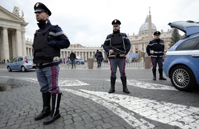 Polícia do Vaticano interrompe orgia gay em casa do secretário de um dos principais conselheiros do Papa