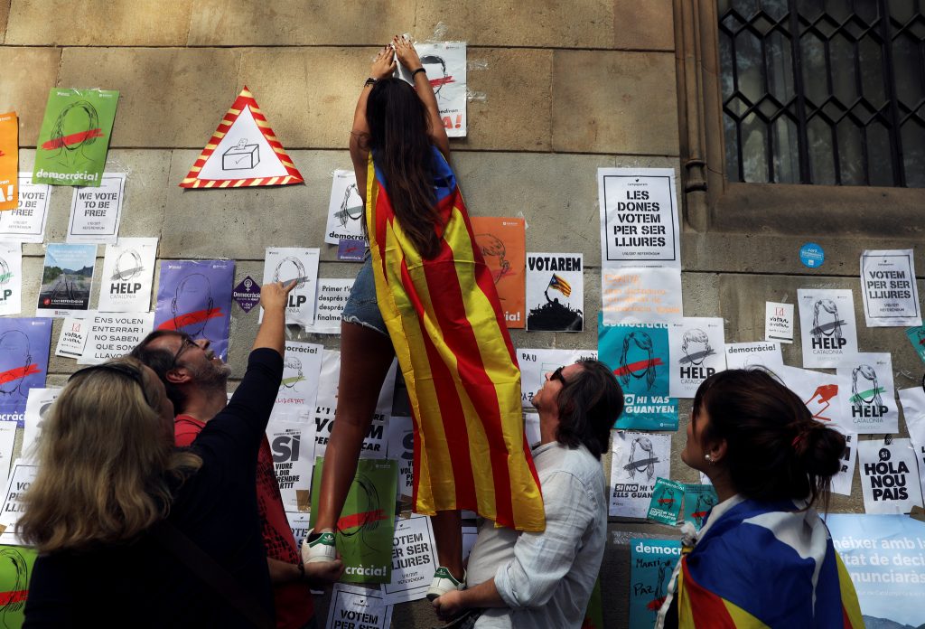 Polícia espanhola bloqueia mais de 140 páginas da internet de apoio a referendo na Catalunha