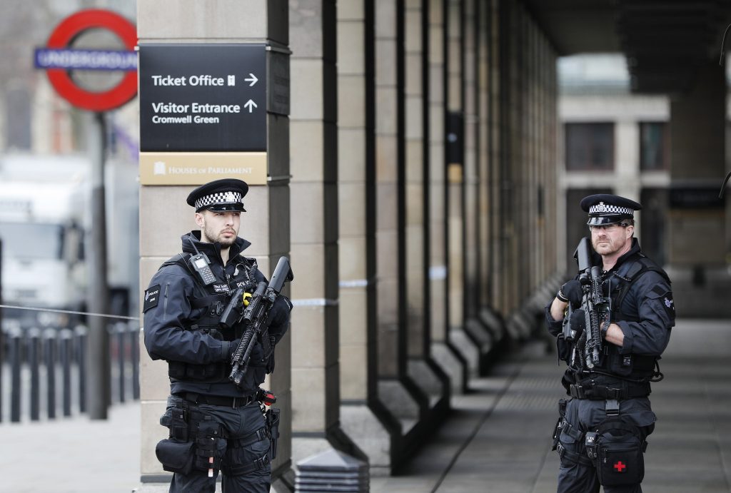 Polícia prende mais dois na sequência do ataque em Westminster