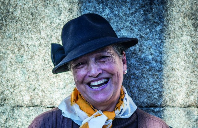 Políticos sérios rodeados de pessoas a quem morreram os passarinhos