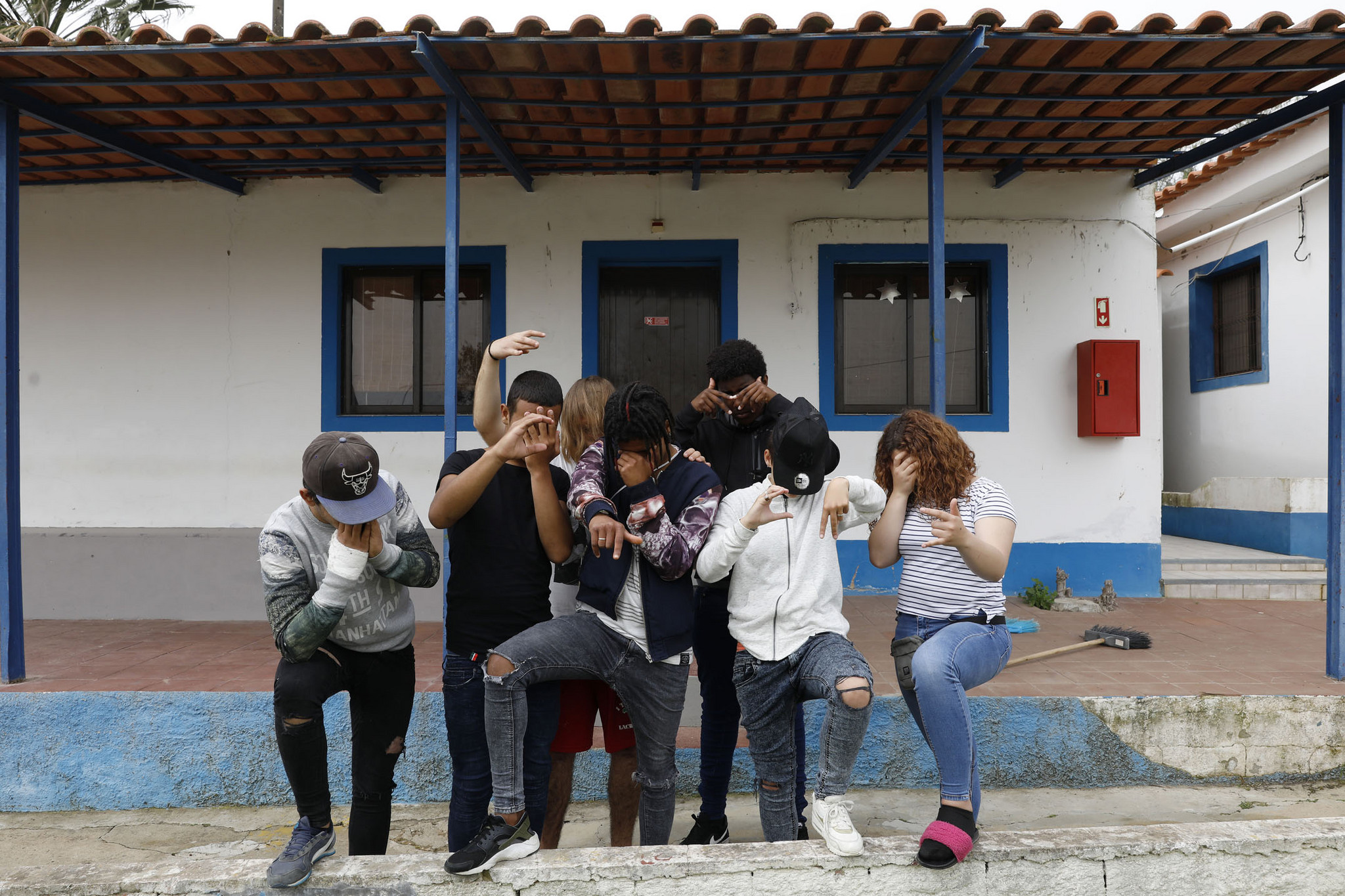 Adolescência meninas Veja às Móvel telefone e rir às interessante