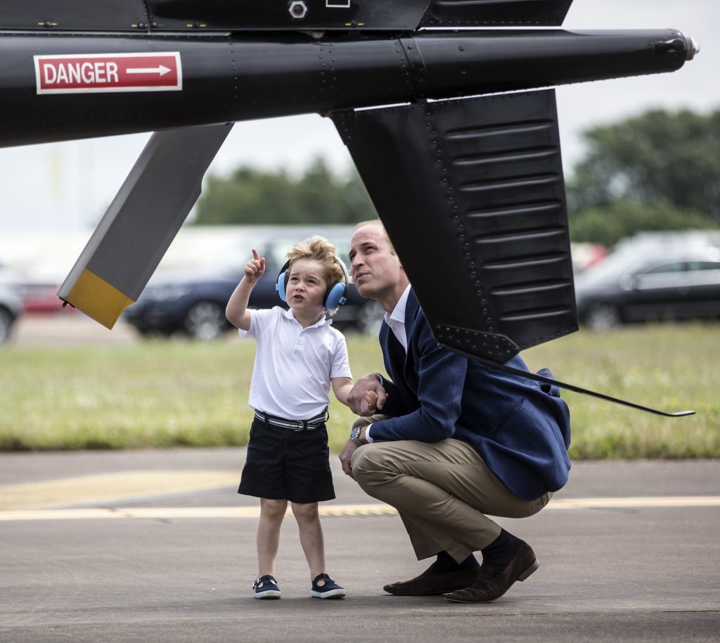 Porque é que o Príncipe William se baixa sempre que fala com o filho?