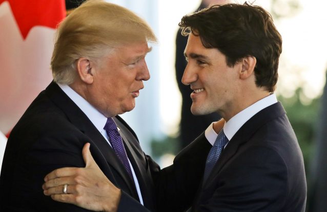 Primeiro-ministro do Canadá mostra como resistir aos apertos de mão de Trump