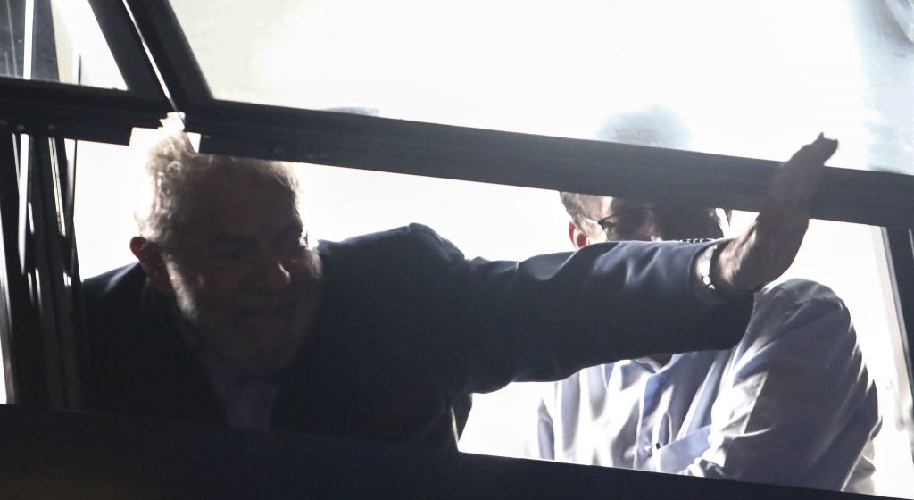 PT diz que Lula vai ficar no sindicato à espera de ser detido
