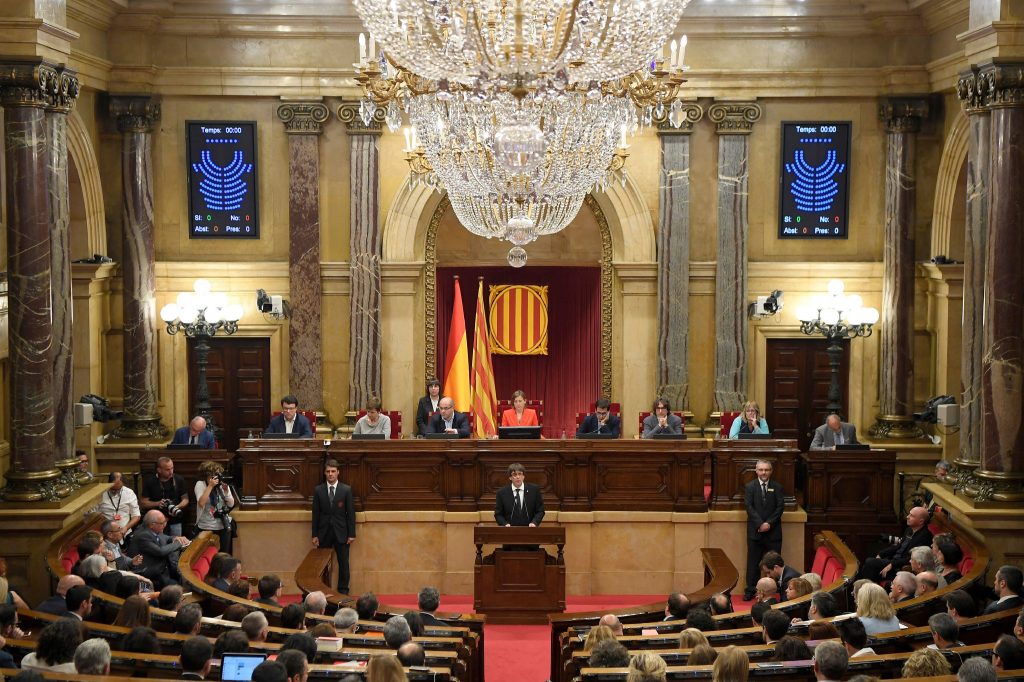 Puigdemont avança para declaração de independência... suspensa