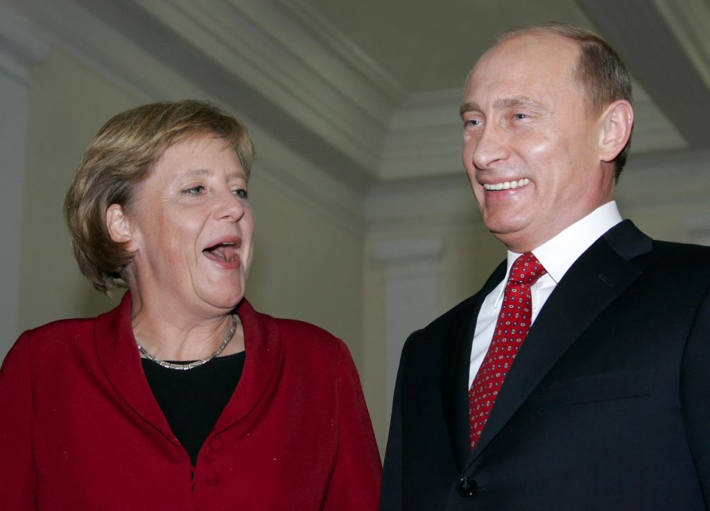 Quando Merkel prefere ficar ao lado de Putin