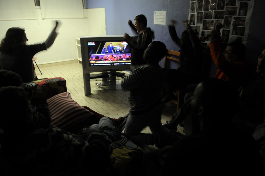 Quando os jovens saem dos lares de acolhimento, quem os apoia?