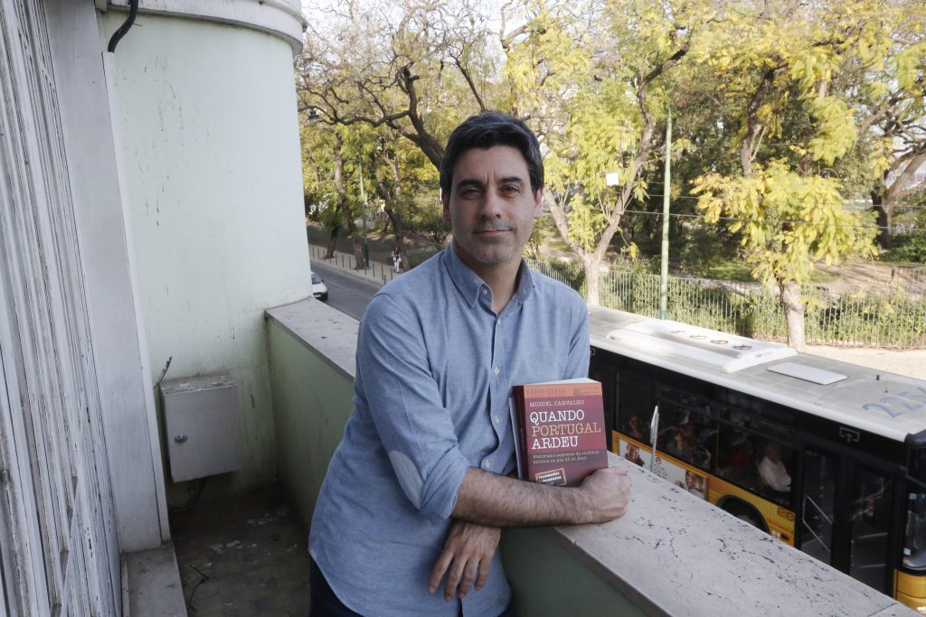 'Quando Portugal Ardeu', de Miguel Carvalho: O 'lado B' da Revolução