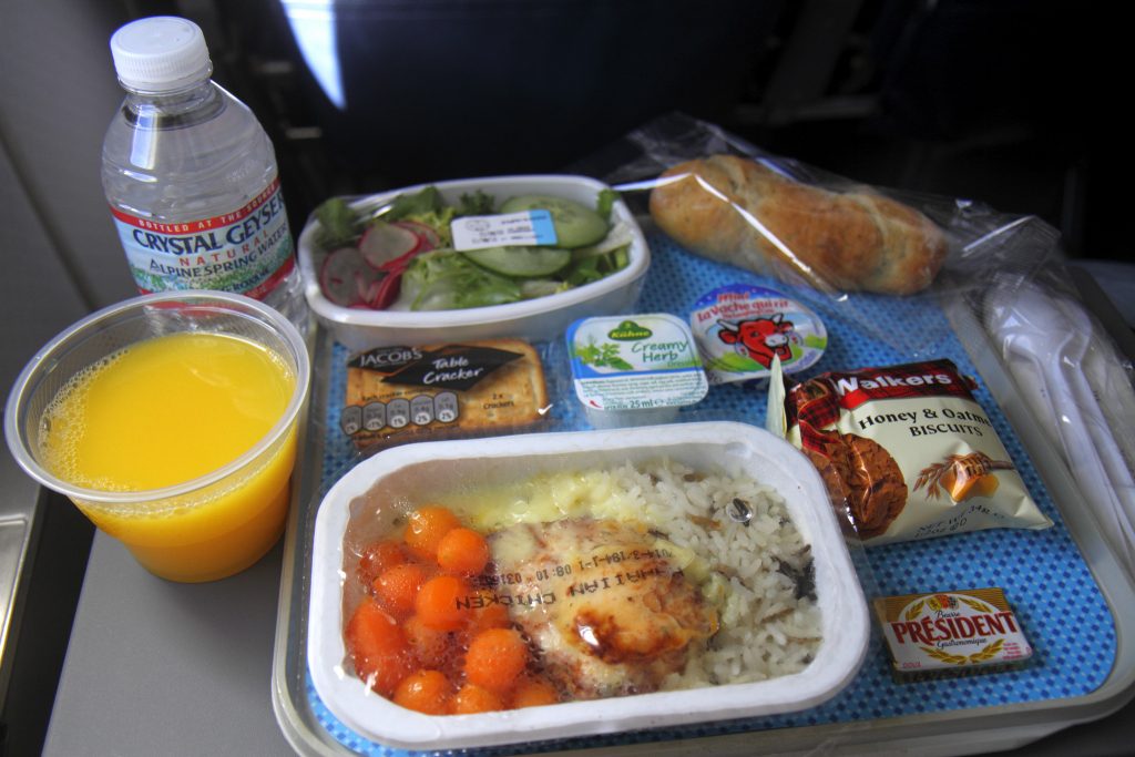 Quem gosta de comida de avião? Companhia aérea lança livro de receitas servidas a bordo
