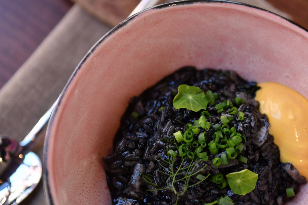 Receita: Arroz negro do Mondego com aioli de açafrão, por João Cura