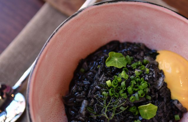 Receita: Arroz negro do Mondego com aioli de açafrão, por João Cura