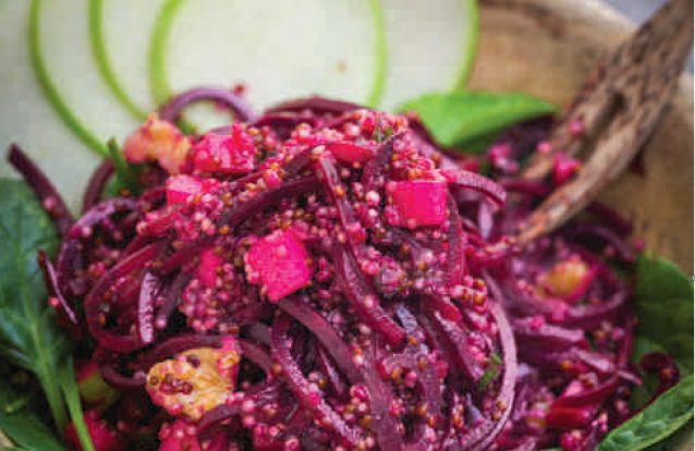 Receita: Poke Bowl de noodles de beterraba, maçã verde e nozes, por Inês Simas