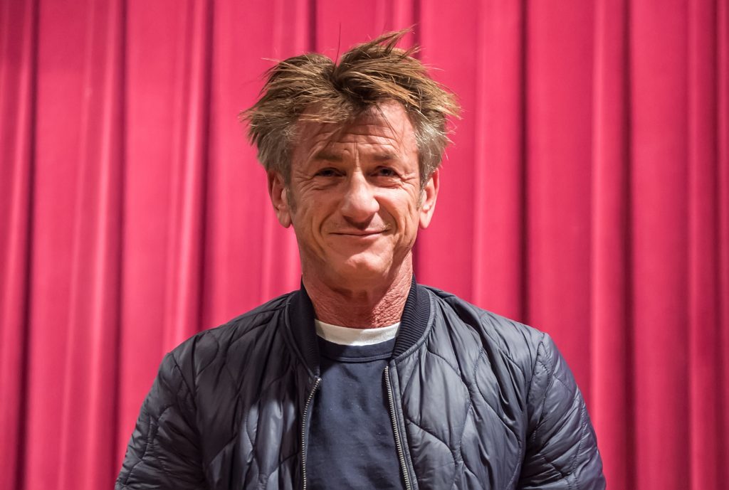 "Repelente e estúpido": as impiedosas críticas ao romance de Sean Penn