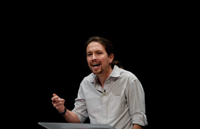 Risca ao meio, elástico da cor do cabelo e controlar o piscar de olhos. As dicas para Iglesias ganhar um debate