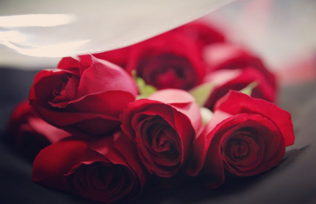 Rosas vermelhas e jantar fora, a tradição mantém-se no Dia dos Namorados