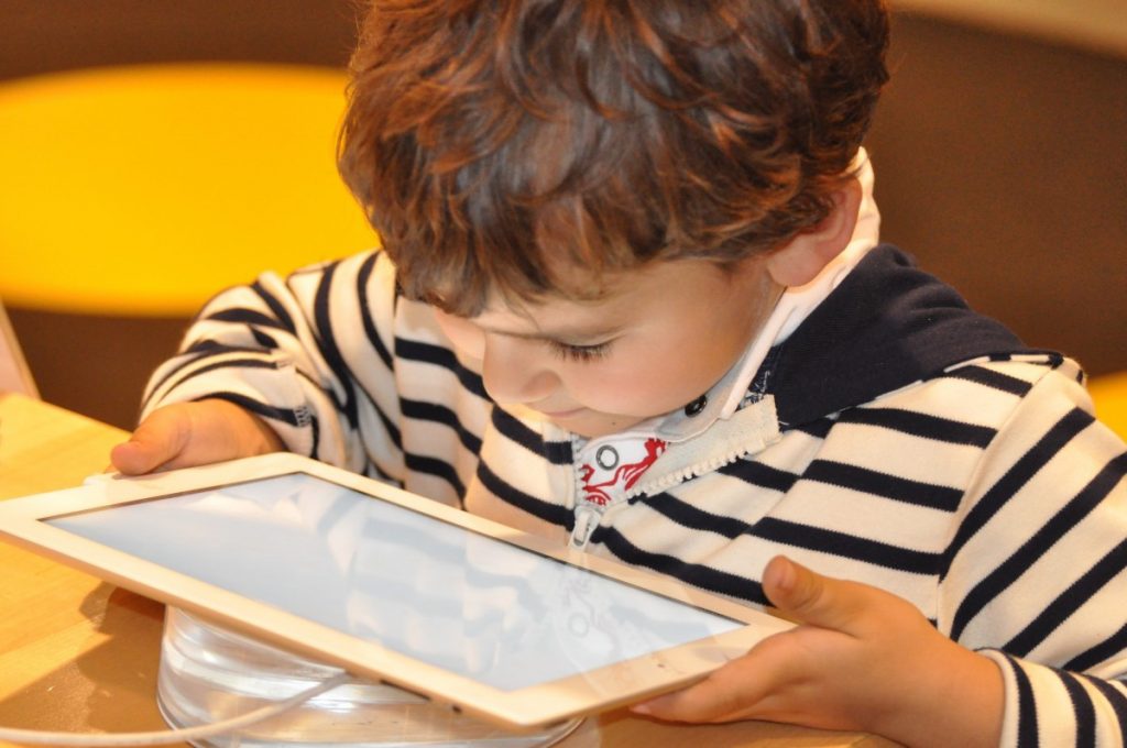Sabe qual é o máximo de horas que o seu filho deve estar em frente a um ecrã?