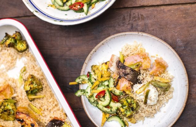 Salmão teryiaki com manga, arroz integral e picle de pepino com malagueta, por Jamie Oliver