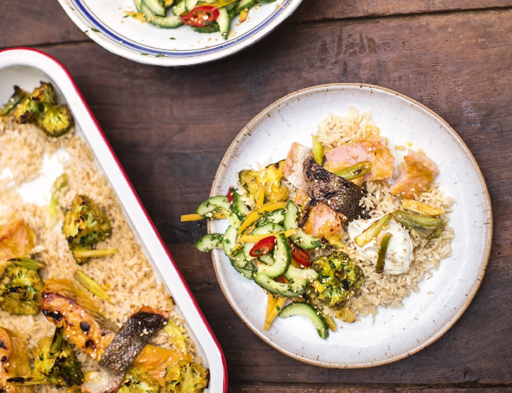Salmão teryiaki com manga, arroz integral e picle de pepino com malagueta, por Jamie Oliver