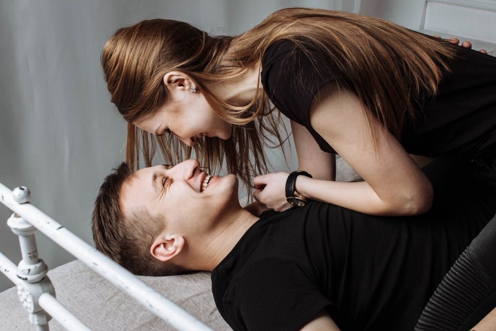 Satisfação sexual num relacionamento diminui probabilidade de traição? Pelo contrário, diz este estudo