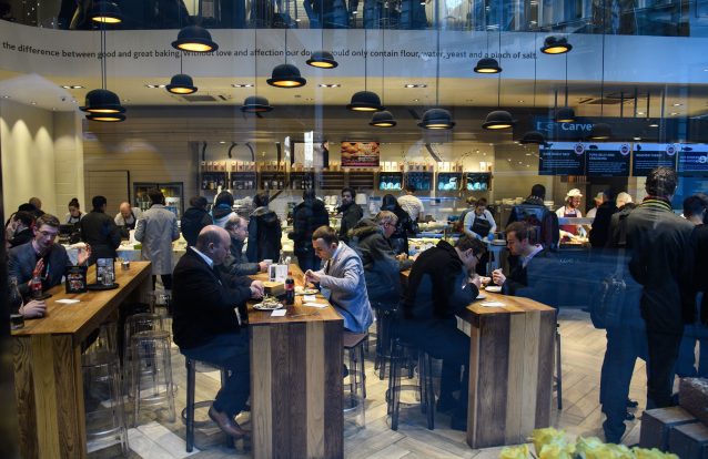 Se quer que a dieta resulte, é melhor começar a comer sozinho