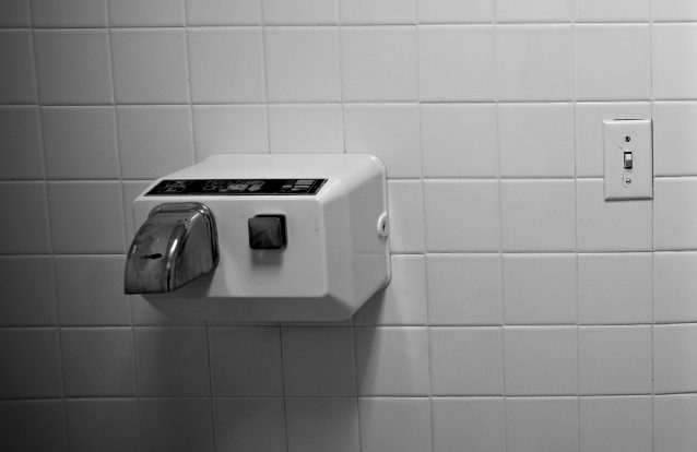 Secadores de Mão espalham bactérias do banheiro para todo lugar