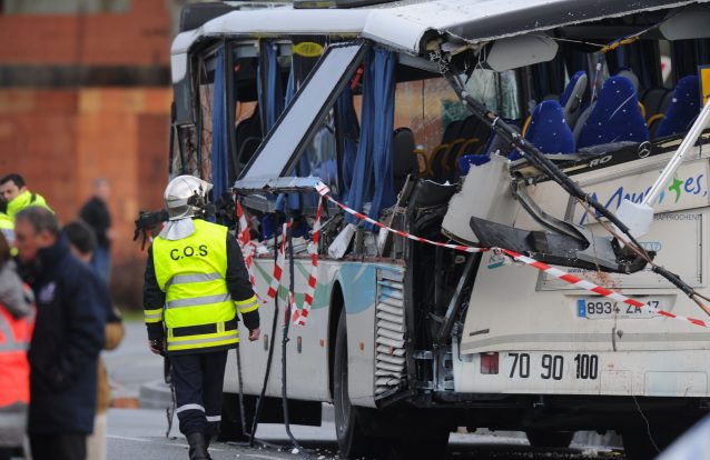 Seis adolescentes morrem em acidente entre 'minibus' escolar e camião em França
