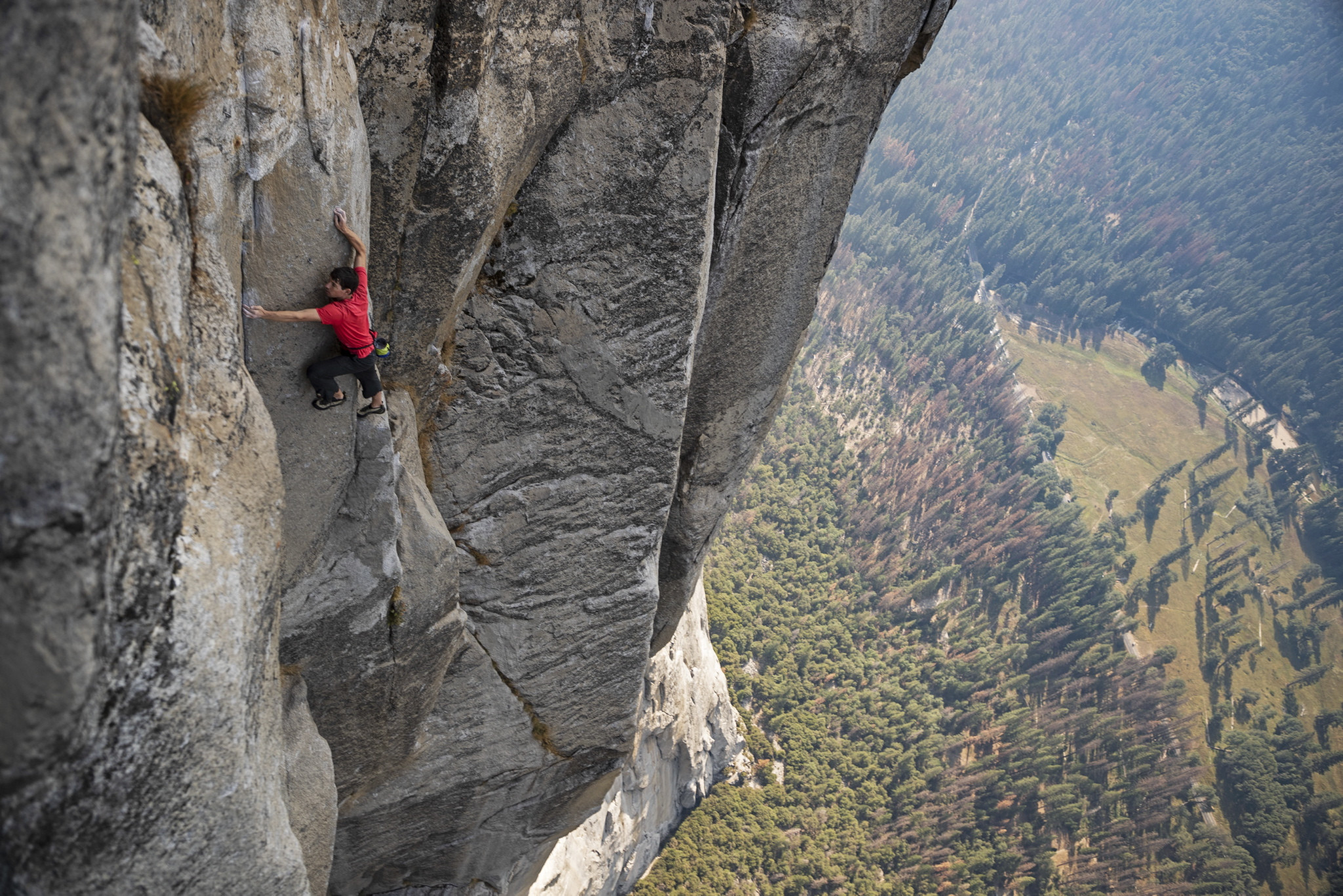 Visão | Sem cordas, o alpinista Alex Honnold escalou o El Capitan, na