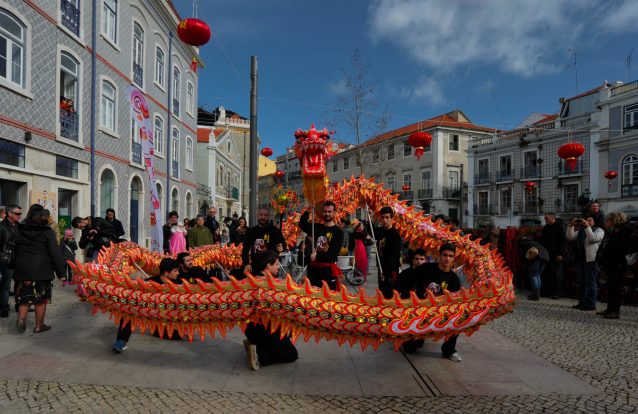 Semana da China com dragões, lanternas e kung fu