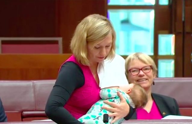 Senadora australiana dá de mamar à filha enquanto discursa
