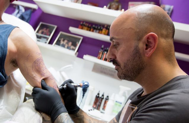 Serginho, o tatuador dos jogadores de futebol