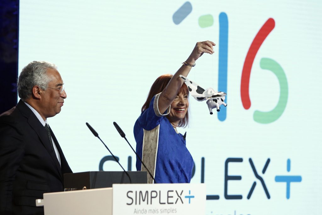 Simplex: 255 medidas para facilitar a vida aos portugueses ou a vaca voadora de Costa