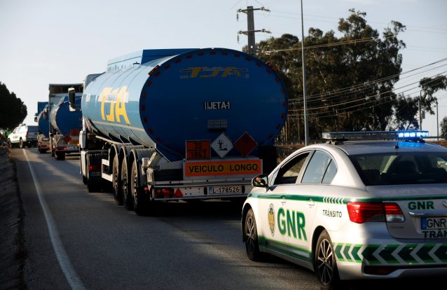 Sindicato dos motoristas de matérias perigosas desconvoca greve