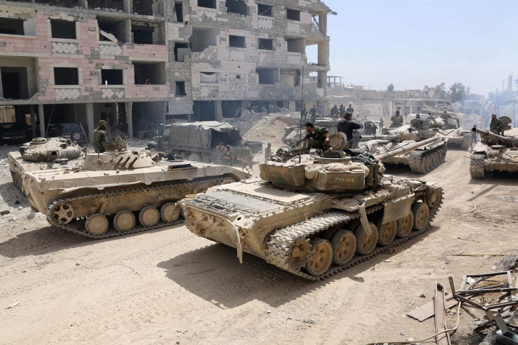 Síria: Últimos rebeldes em Douma entregam armas às forças russas no terreno