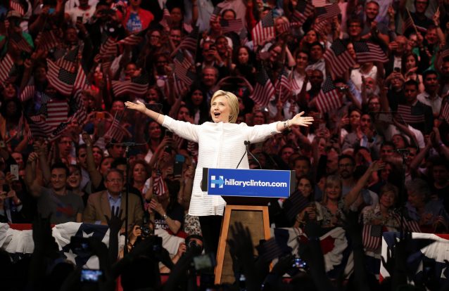 Só falta Bernie Sanders perceber que Hillary Clinton é candidata à Casa Branca