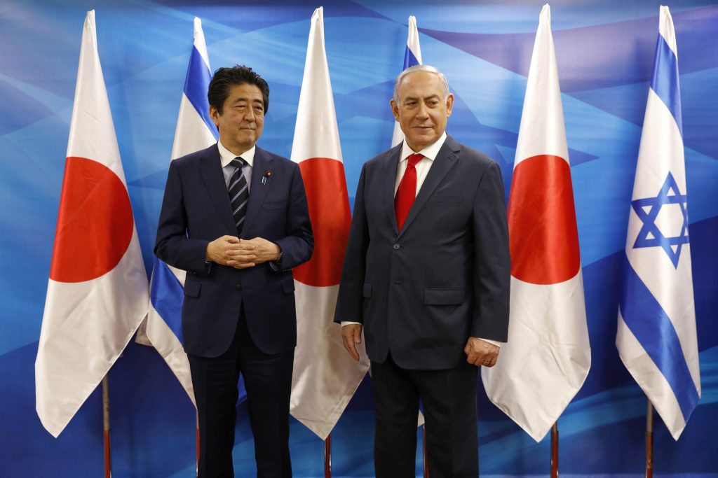 Sobremesa num sapato? Gaffe de primeiro-ministro israelita deixa japoneses ofendidos