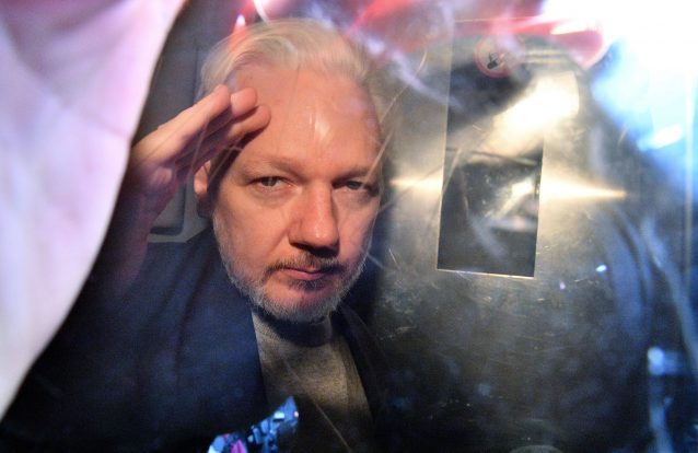 Suécia reabre investigação a caso em que Julian Assange é acusado de violação