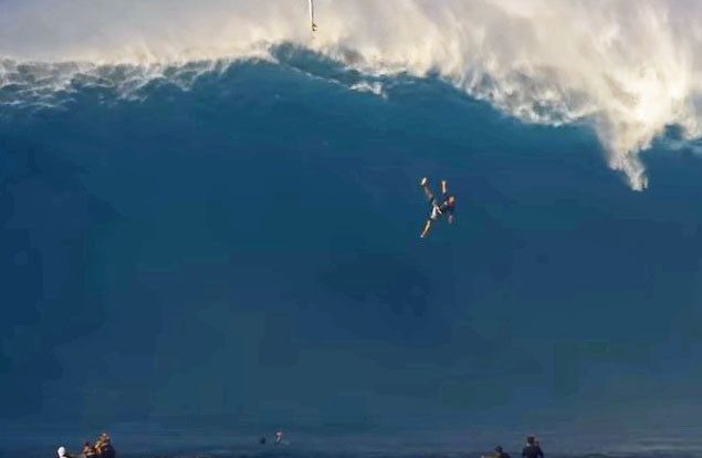 Surf: Profissionais aos trambolhões graças a ondas gigantes no Havai