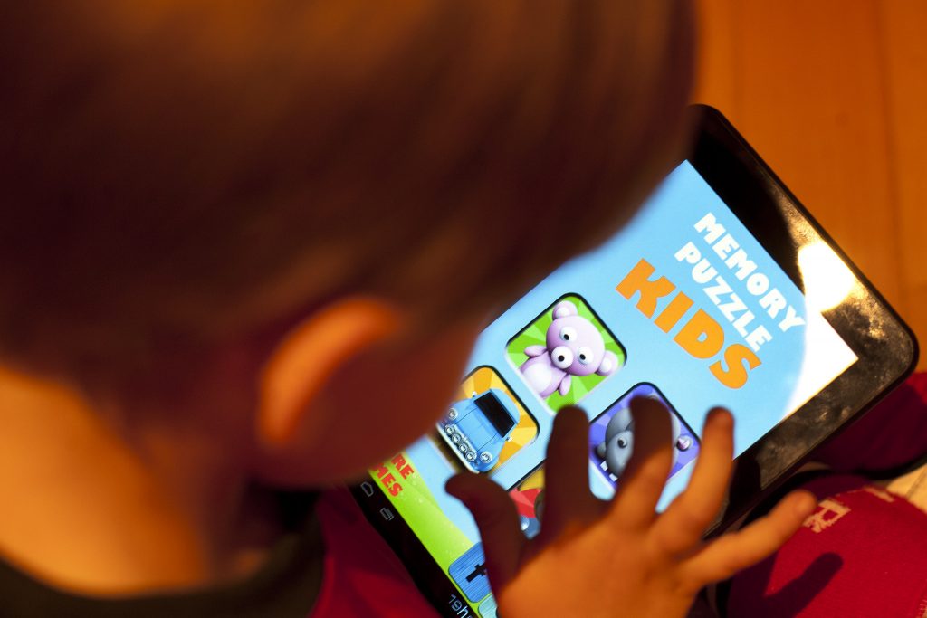 Tablets e smartphones podem atrasar significativamente o desenvolvimento da fala nas crianças