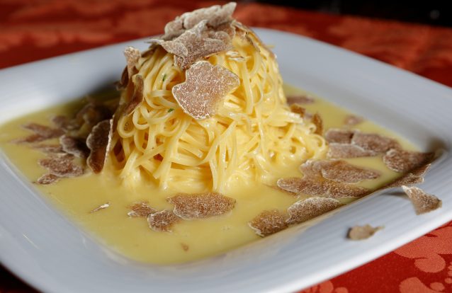 Tajarin com sálvia e trufa branca de Alba, por Tanka Sapkota