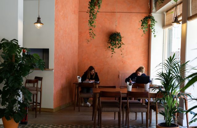 Tardes longas no novo café O Consulado, no Porto