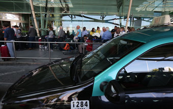 Taxistas paralisam aeroporto da Portela em protesto contra a Uber