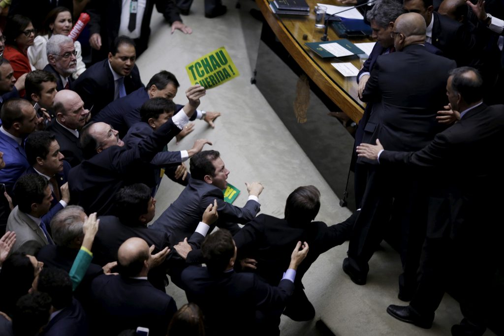 Tensão e desordem marcam início da sessão de votação sobre processo de destituição de Dilma Rousseff