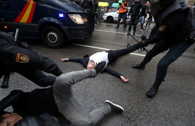 Tensão em Espanha: Polícia Nacional carrega sobre os catalães, que estão a filmar tudo