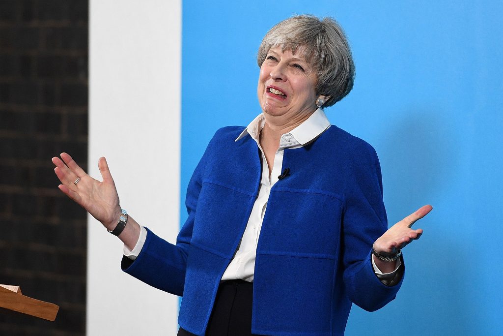 Theresa May sem maioria deixa parlamento "pendurado"