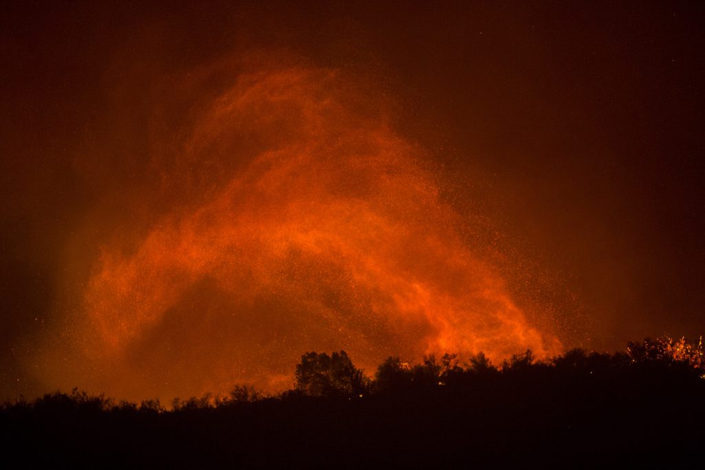 "Thomas" lavra há duas semanas e já é o maior incêndio da história da Califórnia