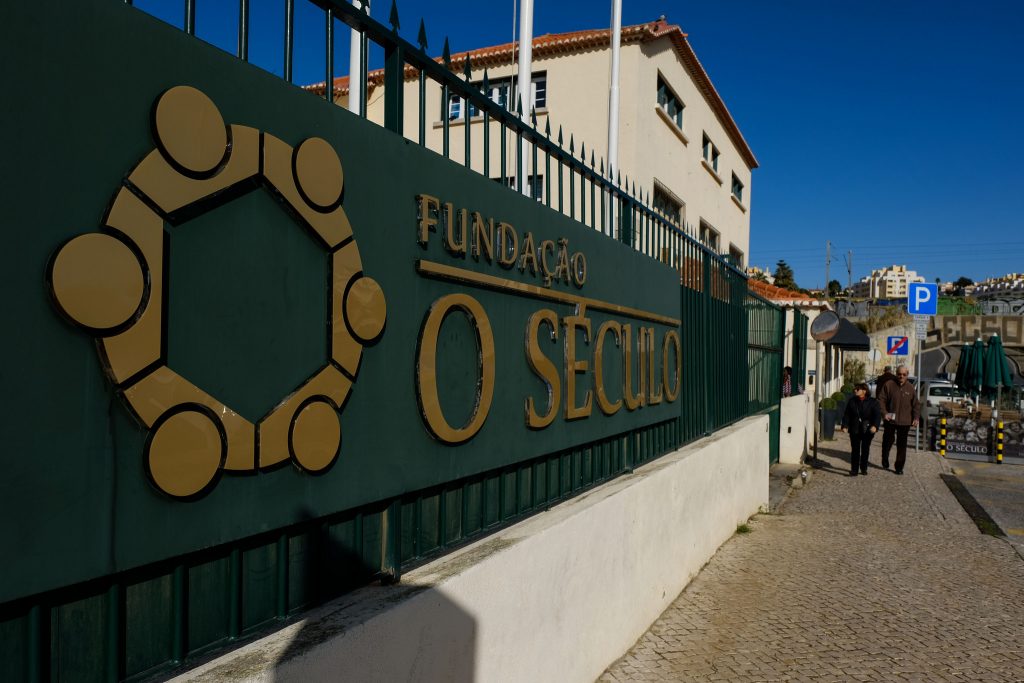 Trabalhadores da Fundação "O Século" queixam-se a Marcelo de salários em atraso