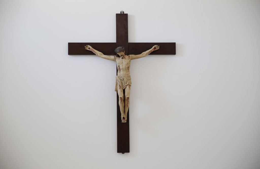 Três crucifixos à beira de tombar?