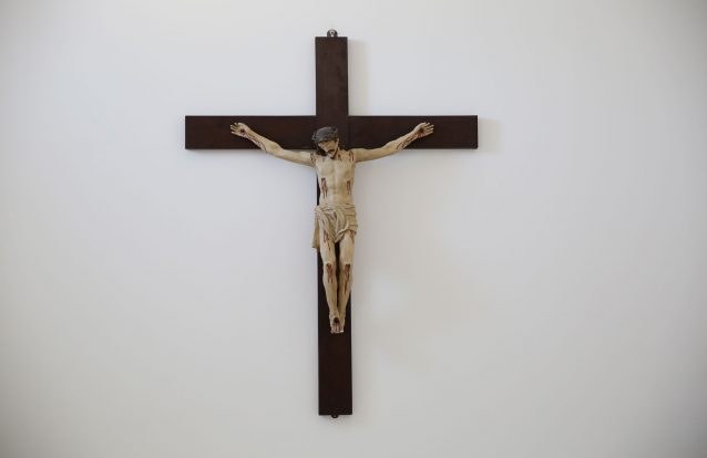 Três crucifixos à beira de tombar?