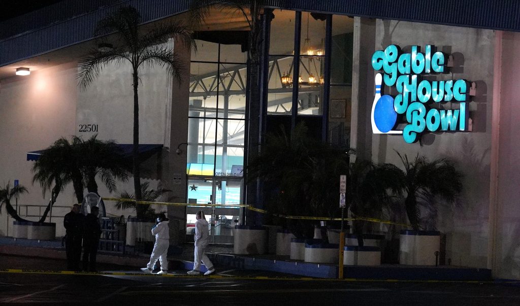 Três mortos e quatro feridos em tiroteio num centro de bowling na Califórnia